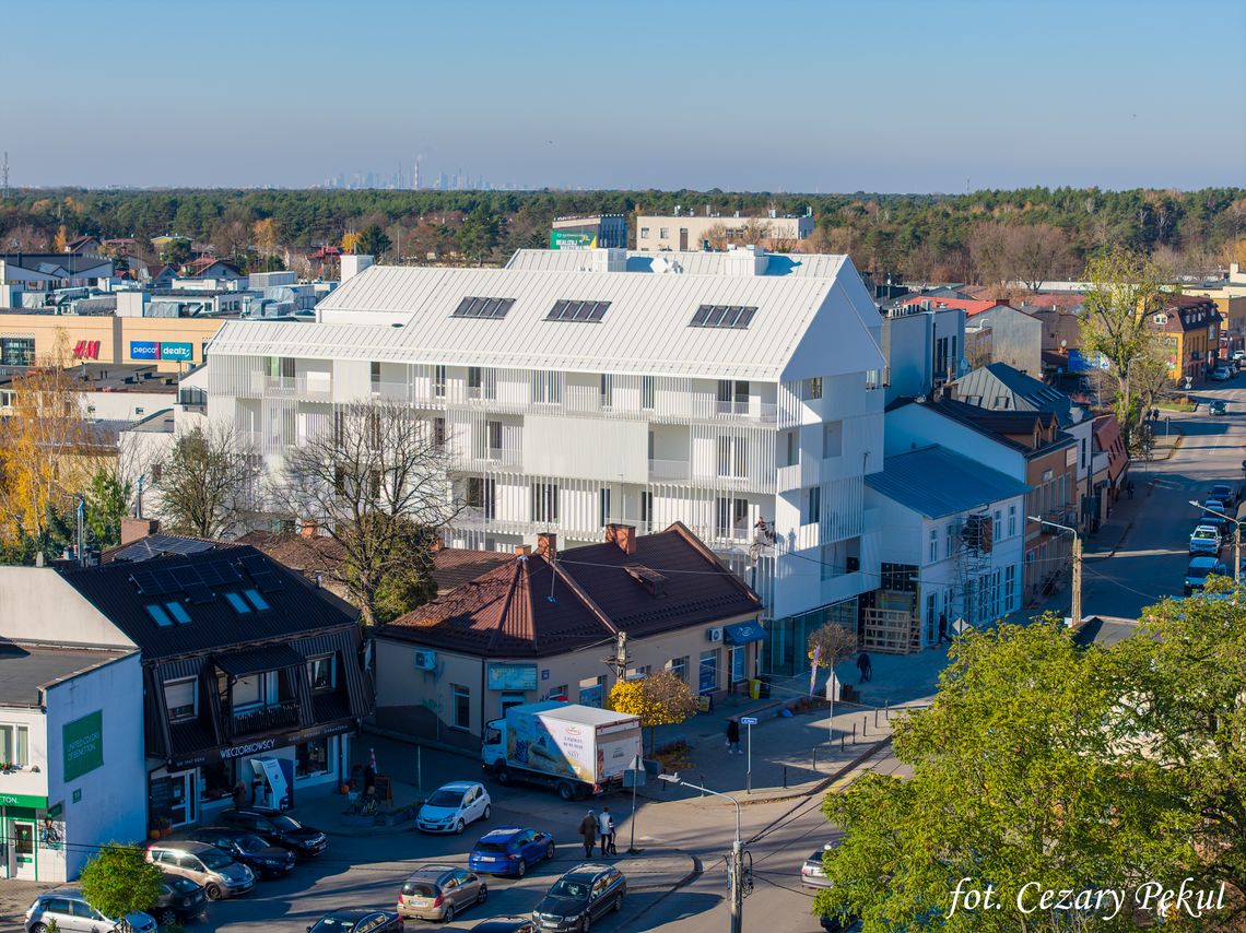 Dom z dwoma wieżami już stoi. Obok będzie nowy obiekt handlowy w stylu świdermajer
