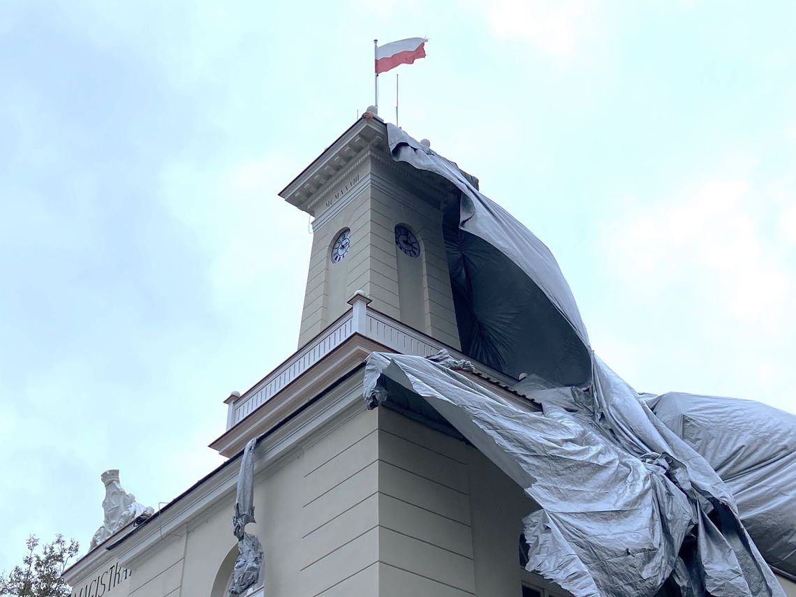 Dopiero co zakończył się remont ratusza w Otwocku. Dlaczego zakryto folią wieżę zegarową? Dopiero co zakończył się remont ratusza w Otwocku. Dlaczego zakryto folią wieżę zegarową?