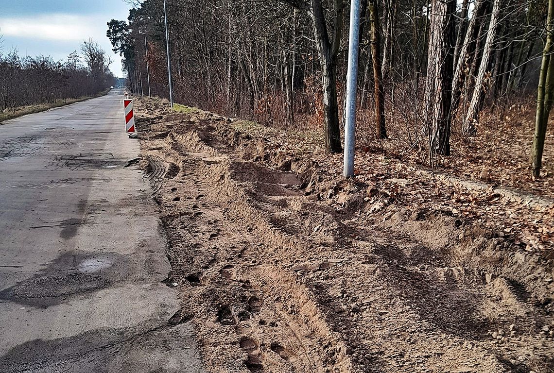 Drogowcy przebudują drogę przy torach. Wykonawca już rozpoczął prace