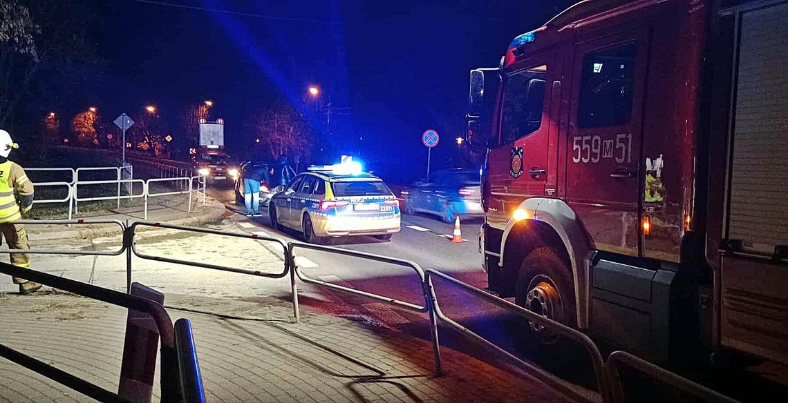 Ciężarówka w rowie i wypadek na trasie „50”. Dwie osoby trafiły do szpitala Ciężarówka w rowie i wypadek na trasie „50”. Dwie osoby trafiły do szpitala