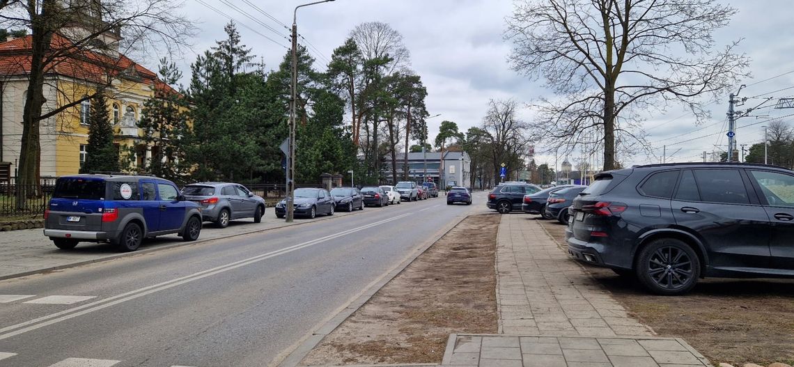 Dzikie parkowanie przed ratuszem. Kierowcy: „Skoro policja nie reaguje, to chyba można"