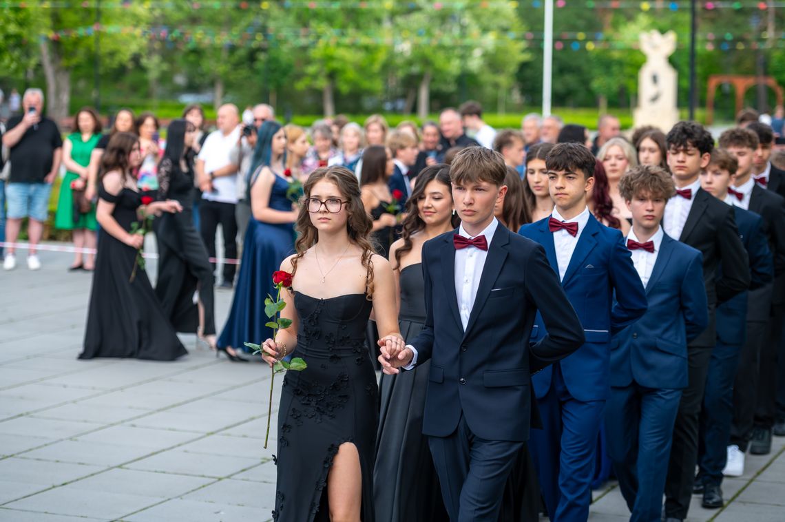 Eleganckie stroje, czerwone róże i polonez. Tak ósmoklasiści pożegnali podstawówkę Eleganckie stroje, czerwone róże i polonez. Tak ósmoklasiści pożegnali podstawówkę