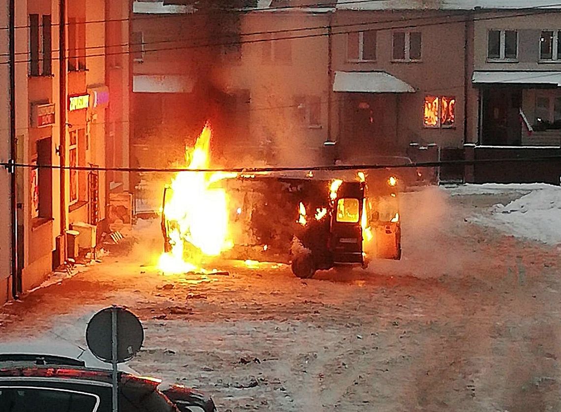 [FOTO] Pożar samochodu na parkingu przed sklepem