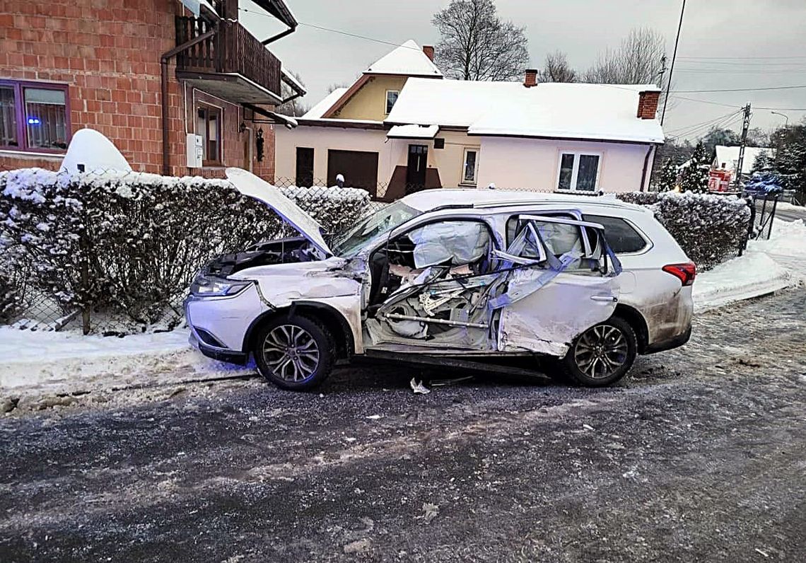 [FOTO] Wypadek na łuku drogi. Osobówka zderzyła się z ciężarówką