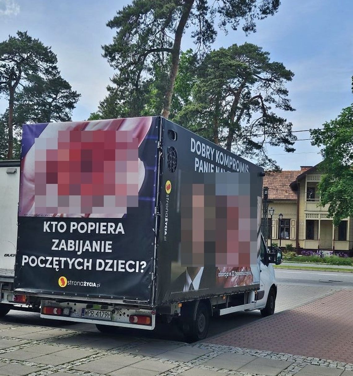 Gdzie wolność słowa, a gdzie ochrona dzieci? Ciężarówka z drastycznymi obrazami w centrum miasta