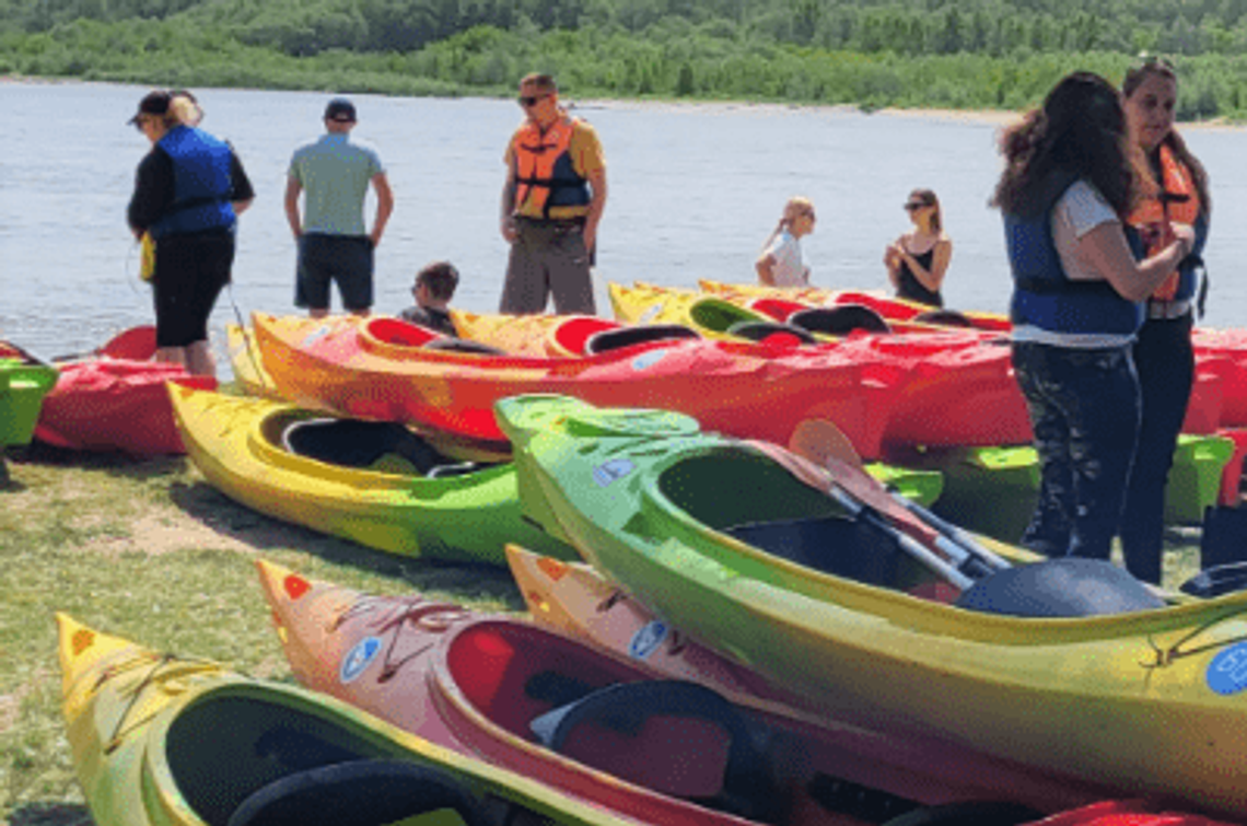 Kajaki wracają na Plażę Romantyczną