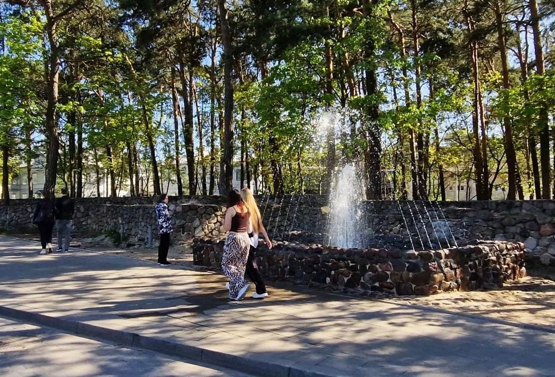 Kamienna fontanna znowu tryska wodą. Nowa przestrzeń dla mieszkańców [FOTO]