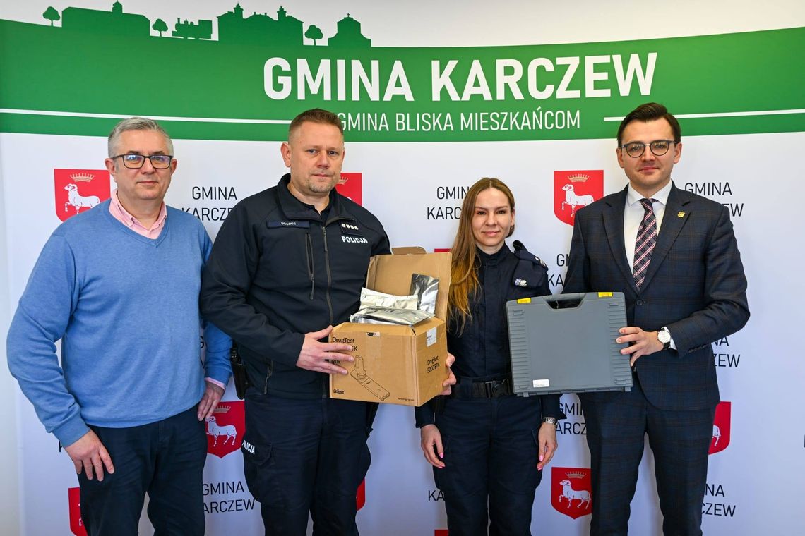 Karczew przekazał policji sprzęt do walki z narkotykami Karczew przekazał policji sprzęt do walki z narkotykami