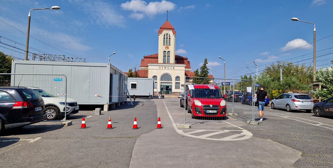 Koniec z parkowaniem przed dworcem. Kasa i toaleta w kontenerze – tak zaczyna się remont dworca