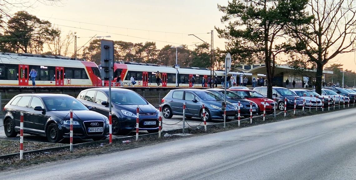 Kierowcy stracą parking przy PKP Józefów. Gdzie zostawić auto? Kierowcy stracą parking przy PKP Józefów. Gdzie zostawić auto?