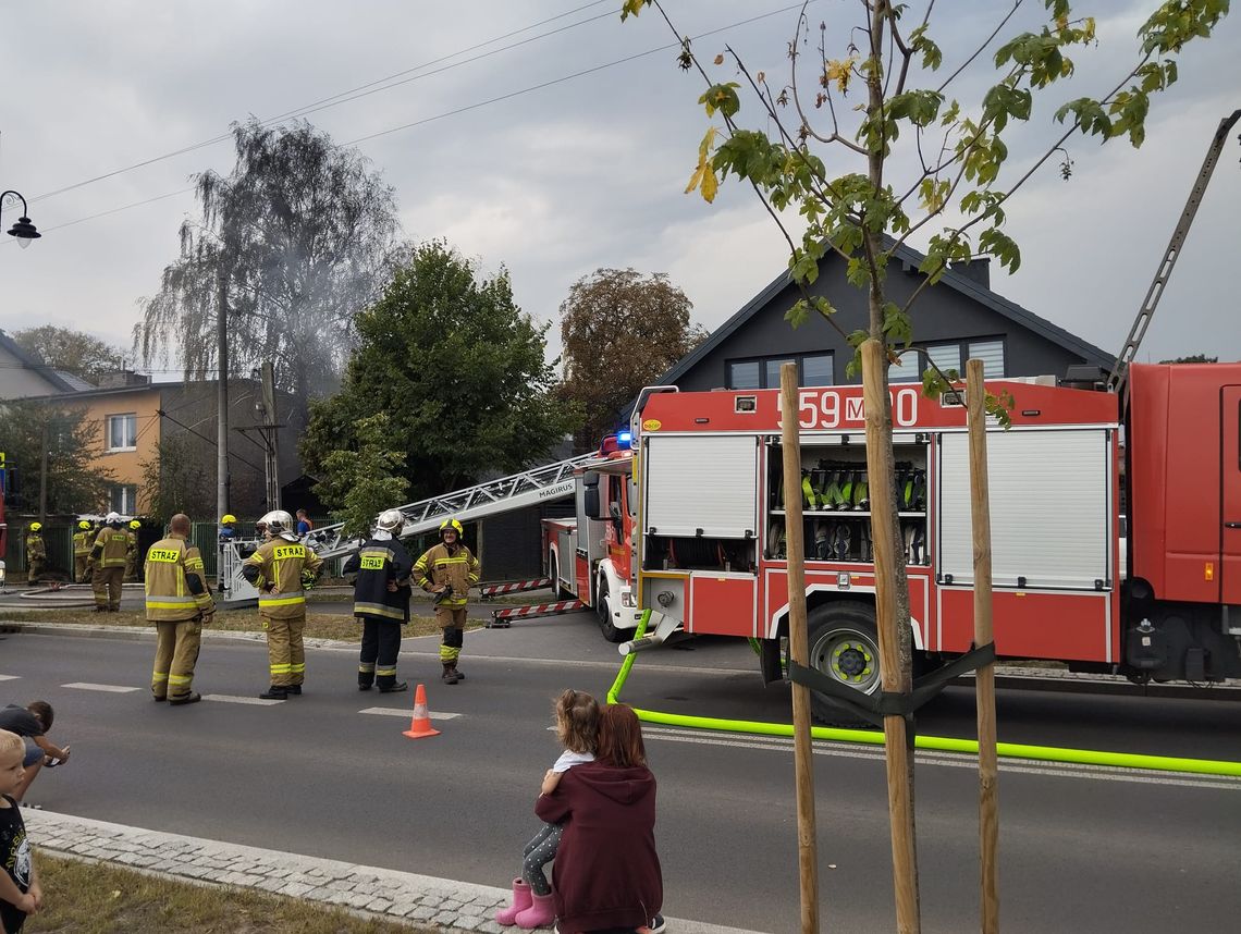 Kolejny budynek w płomieniach