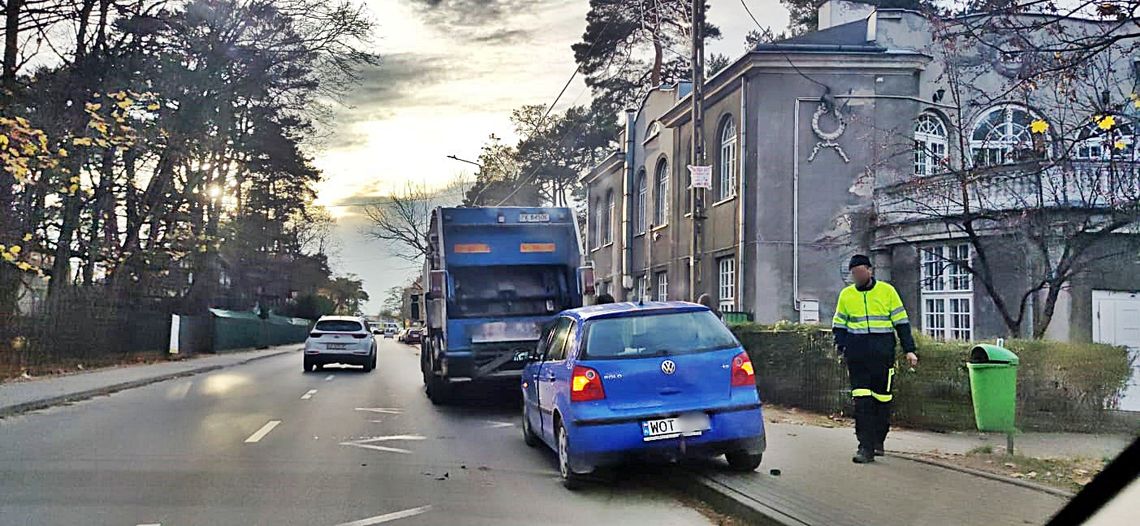 Kolizja na Czaplickiego. Śmieciarka uderzyła w osobówkę