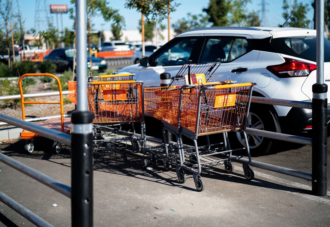 Kolizja na parkingu przed marketem w Józefowie. Zaskakujący finał sprawy