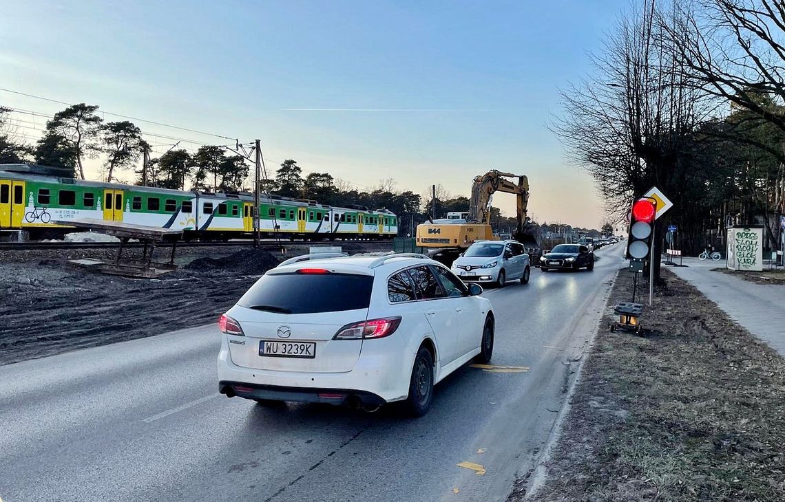 Korki i utrudnienia na trasie do Warszawy. Zmiany przy PKP Józefów i zamknięcia ulic