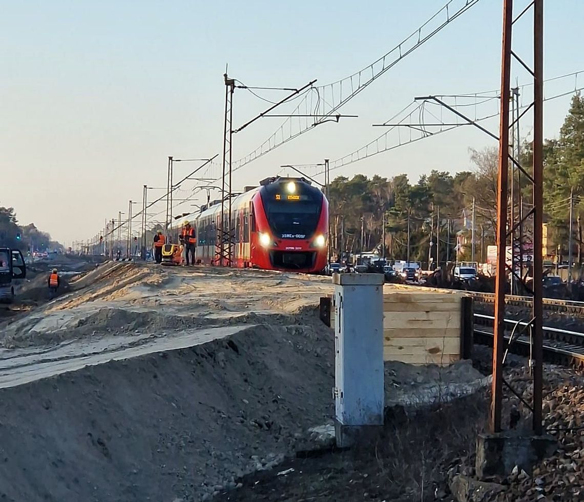 Korki przy torach, utrudnienia i budowa tymczasowych peronów na linii Wawer–Otwock Korki przy torach, utrudnienia i budowa tymczasowych peronów na linii Wawer–Otwock