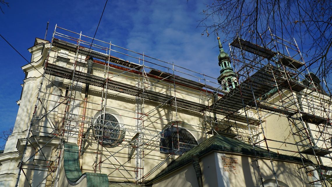 Kościół św. Wita w Karczewie z nowym dachem Kościół św. Wita w Karczewie z nowym dachem