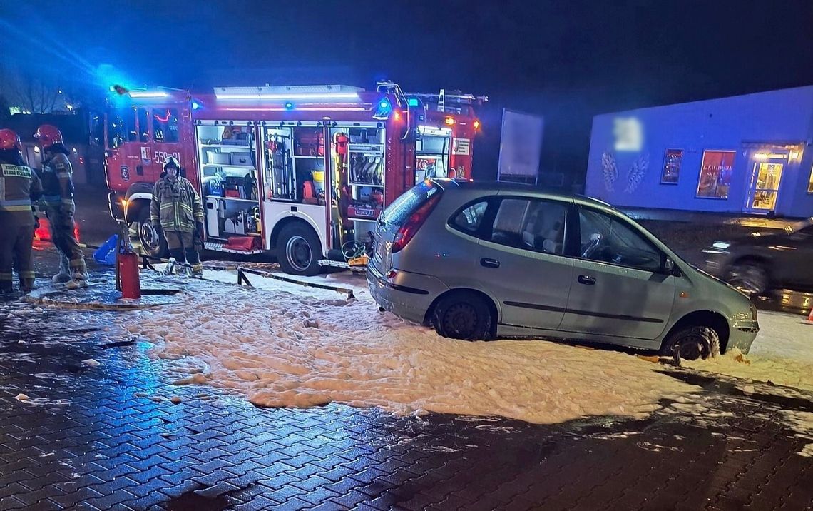 Samochód zawisł na barierkach, inny dachował po zderzeniu z dzikiem