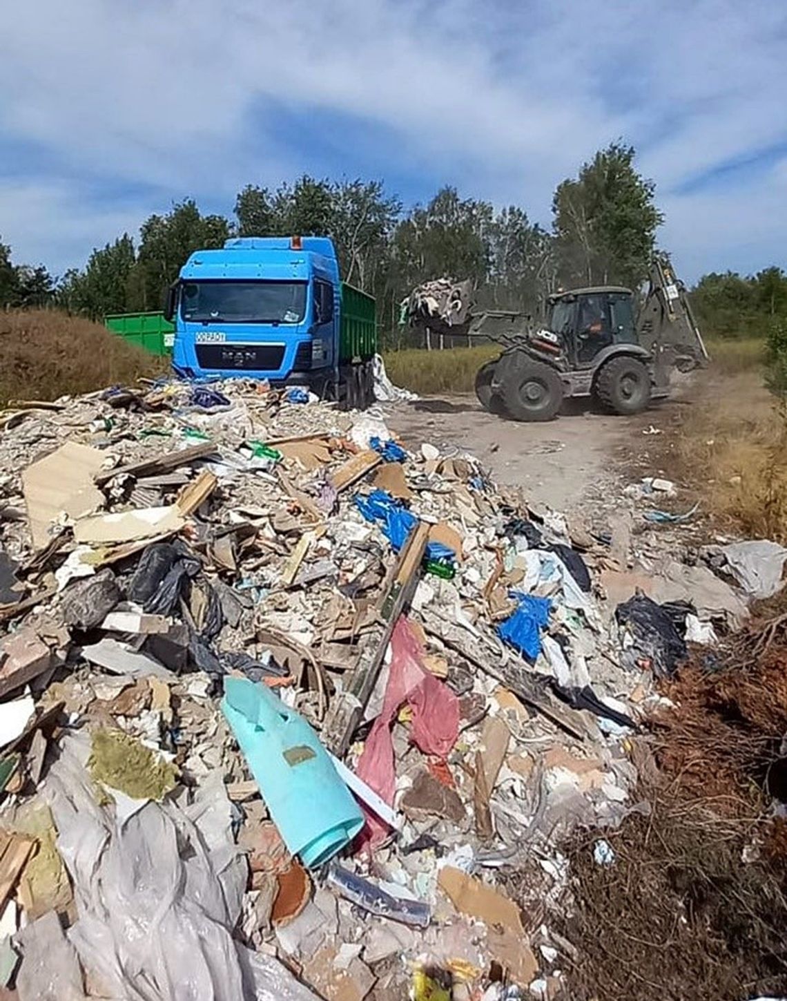 Kto wywalił kilkadziesiąt ton odpadów w naszej okolicy? Co ustaliła policja? Kto wywalił kilkadziesiąt ton odpadów w naszej okolicy? Co ustaliła policja?