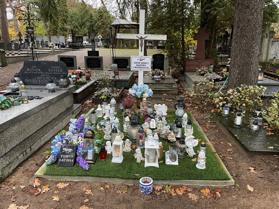 Poruszające miejsce pamięci w Otwocku. Dzięki tej wyszukiwarce łatwo odnajdziesz grób bliskiej osoby Poruszające miejsce pamięci w Otwocku. Dzięki tej wyszukiwarce łatwo odnajdziesz grób bliskiej osoby