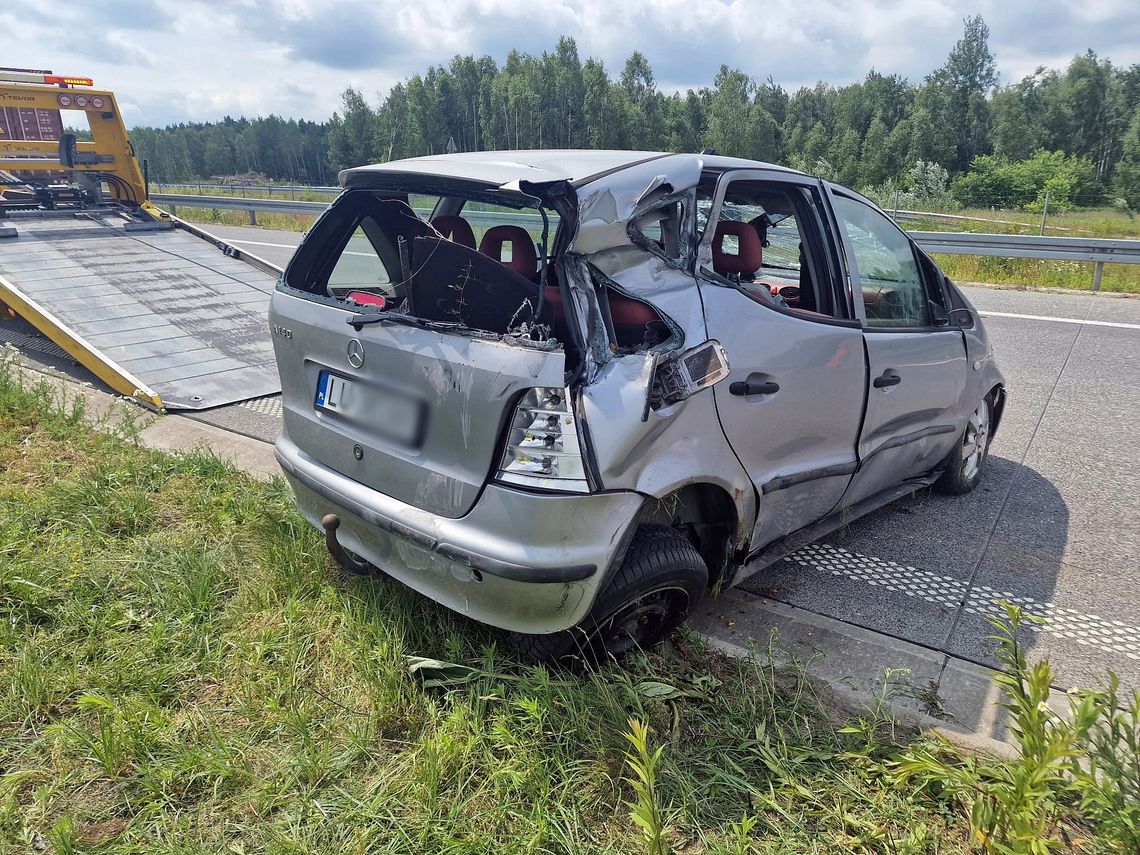 Mercedes koziołkował na trasie S17 [AKTUALIZACJA]
