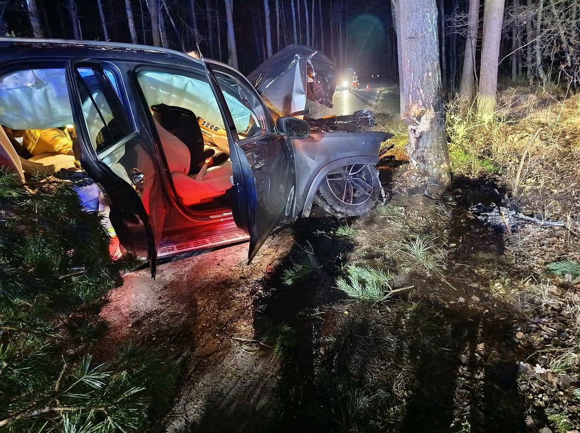 Mercedes uderzył w drzewo Mercedes uderzył w drzewo