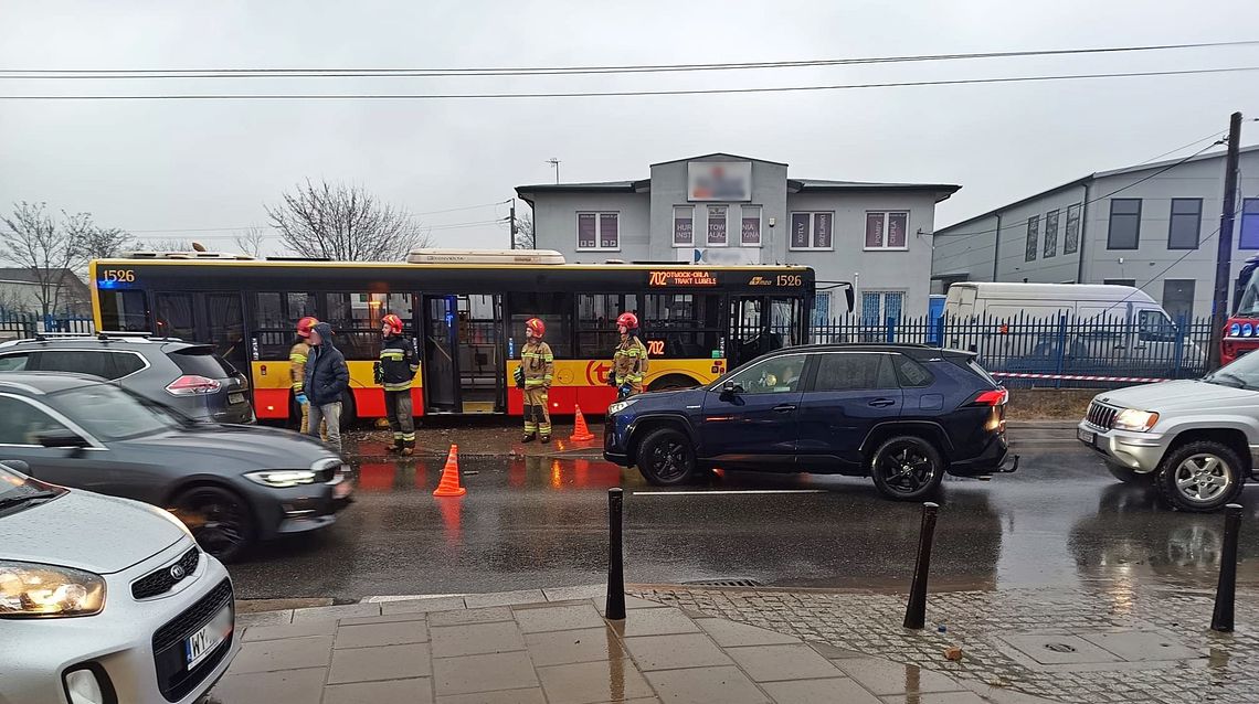 Miejski autobus linii 702 zjechał z drogi. Poszkodowana jedna osoba