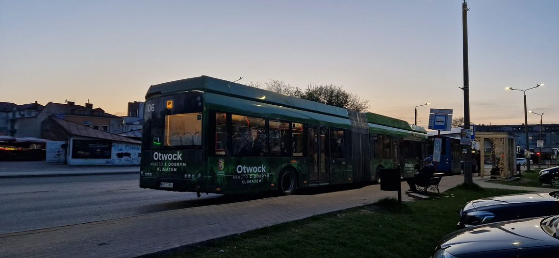 Miejski autobus potrącił kobietę na przystanku w Otwocku