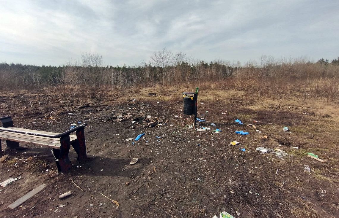 Mieli miejsce do relaksu na łonie natury. Ktoś zrobił z niego śmietnik Mieli miejsce do relaksu na łonie natury. Ktoś zrobił z niego śmietnik
