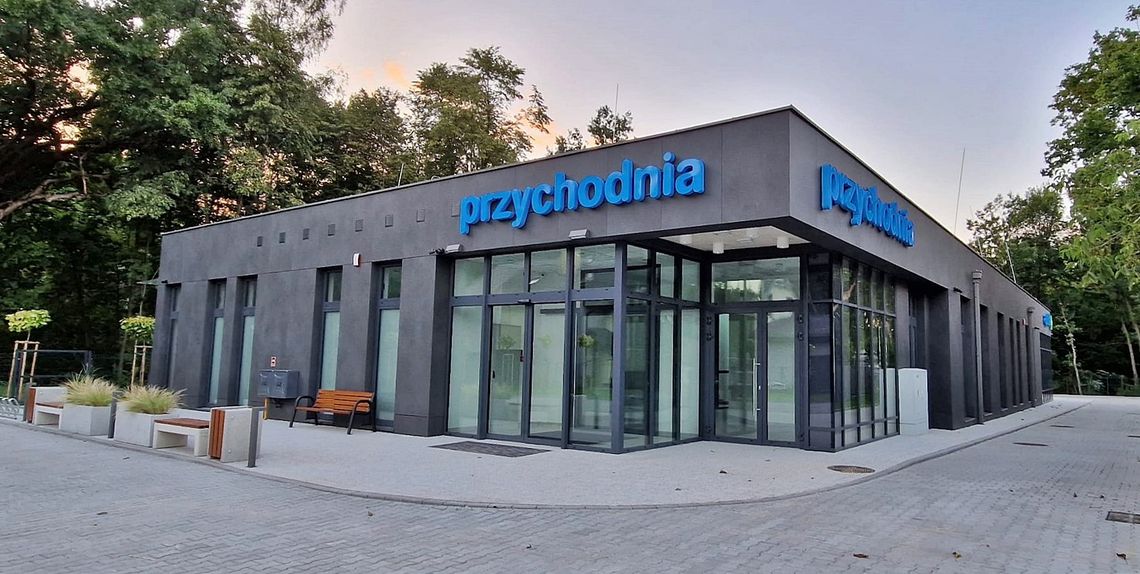 Mieszkańcy oburzeni decyzją rady! Gmina „oddaje” przychodnię i aptekę bez przetargu?