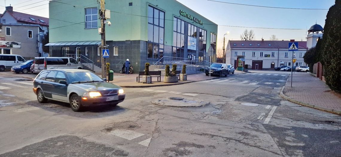 Mini rondo, ścieżka rowerowa i droga do plaży pod znakiem zapytania