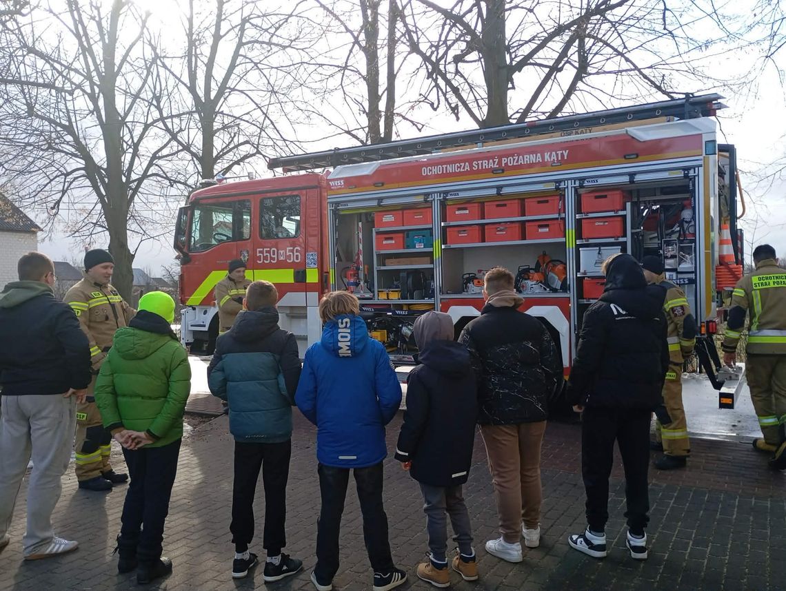 Młodzież zapobiega pożarom. Spotkanie uczniów z druhami OSP Kąty Młodzież zapobiega pożarom. Spotkanie uczniów z druhami OSP Kąty
