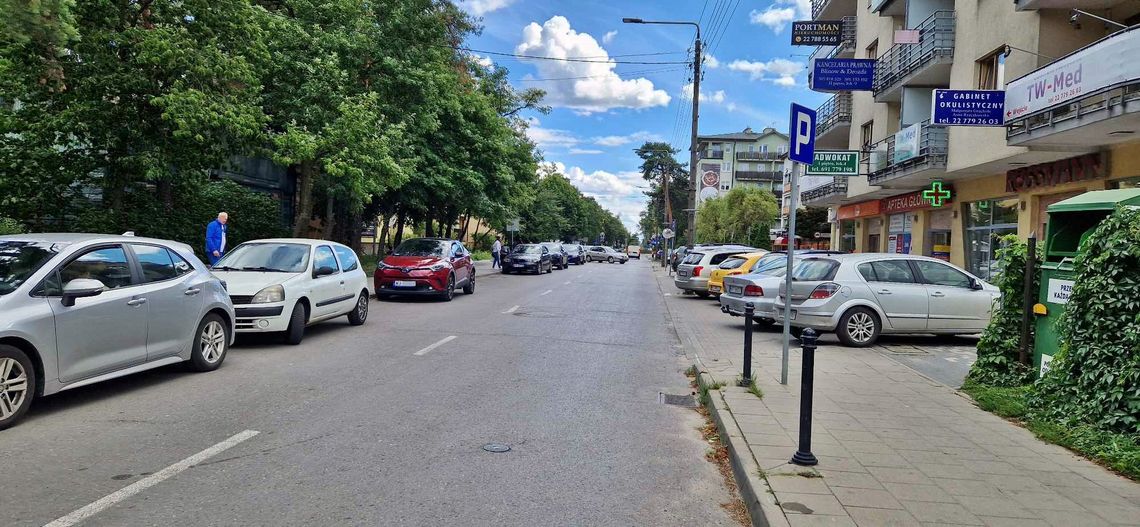 Na zamkniętym odcinku ul. Andriollego kierowcy zrobili sobie parking