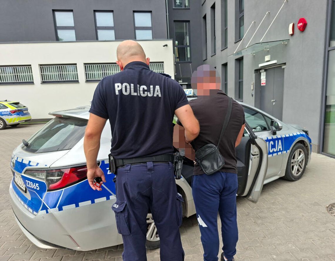 Nerwowy manewr zdradził poszukiwanego. 35-latek trafił za kratki Nerwowy manewr zdradził poszukiwanego. 35-latek trafił za kratki
