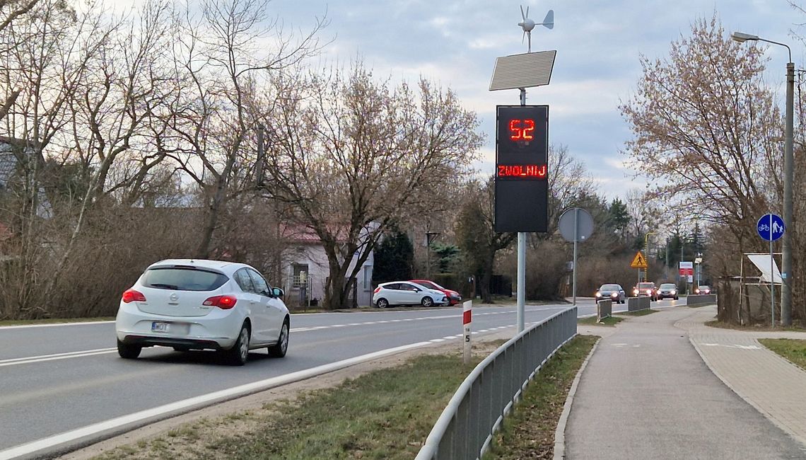 Nie fotoradar, ale też patrzy! Nowy „strażnik” prędkości przy przedszkolu