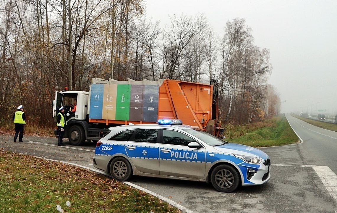 Niebezpieczne manewry na ulicach. Policja kontroluje śmieciarki