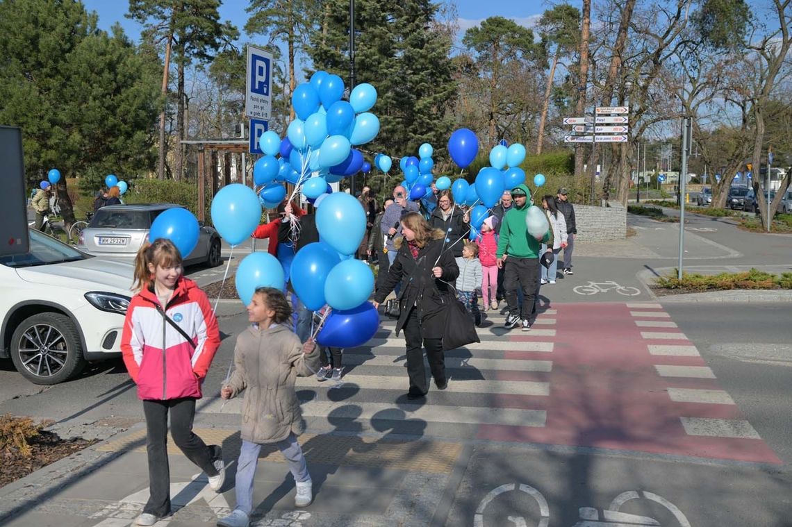 Niebieski dzień w centrum Otwocka [FOTO]