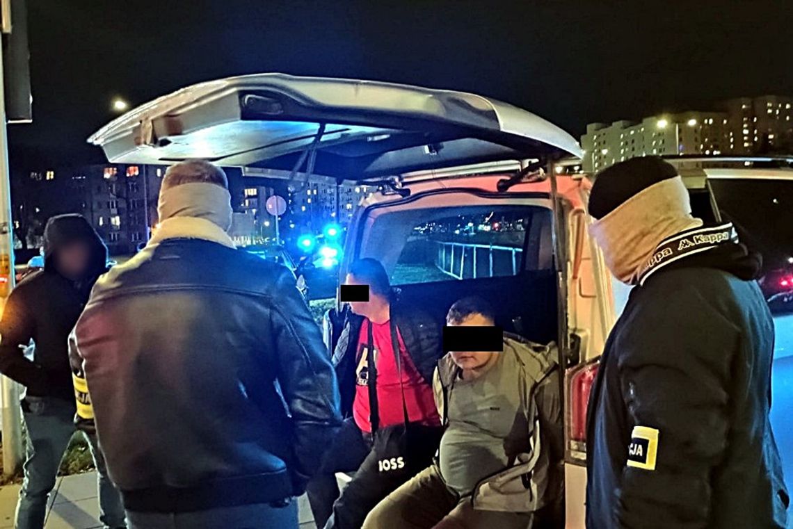 Nocne kradzieże, spalone wraki i obława. Policja dopadła gang samochodowy [FILM]