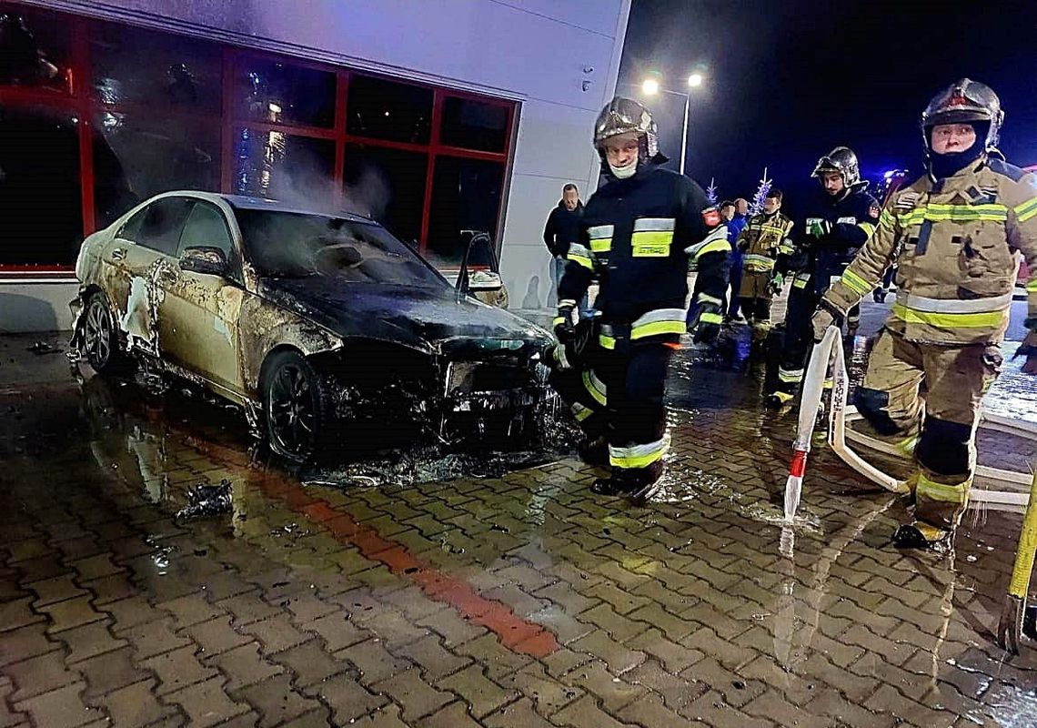 [FOTO] Nocny pożar mercedesa. Z ogniem walczyli świadkowie i straż pożarna