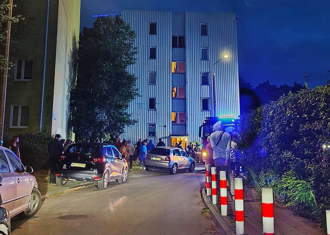 Nocny pożar w bloku przy Batorego. Szybka akcja strażaków [FOTO]