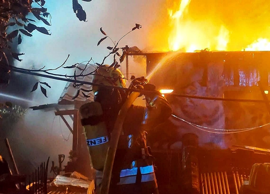 Nocy pożar drewnianego budynku. Strażacy walczyli z ogniem do rana Nocy pożar drewnianego budynku. Strażacy walczyli z ogniem do rana