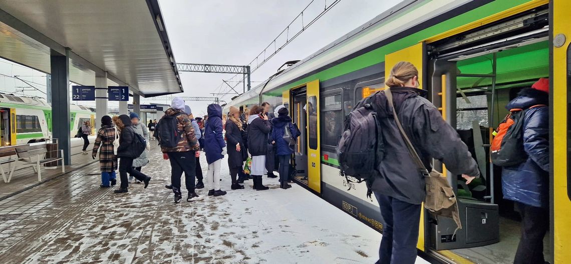 Nowa linia zastępcza ZS1 Otwock-Wawer. Utrudnienia w marcu i kwietniu. Co z biletami? Nasz raport Nowa linia zastępcza ZS1 Otwock-Wawer. Utrudnienia w marcu i kwietniu. Co z biletami? Nasz raport