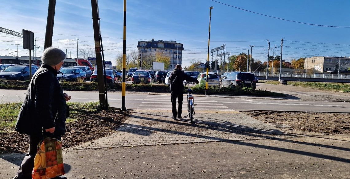 Nowe pasy dla pieszych i ścieżka rowerowa przy PKP Otwock [FOTO]