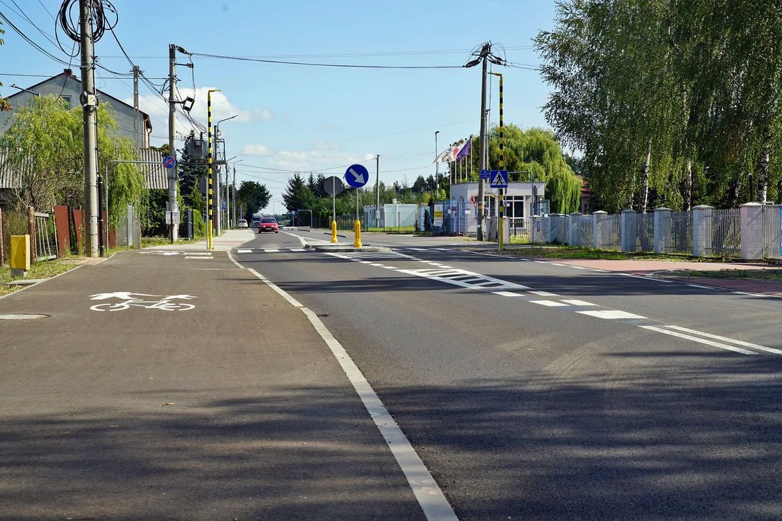Nowiutka droga przez wieś do trasy S17 Nowiutka droga przez wieś do trasy S17