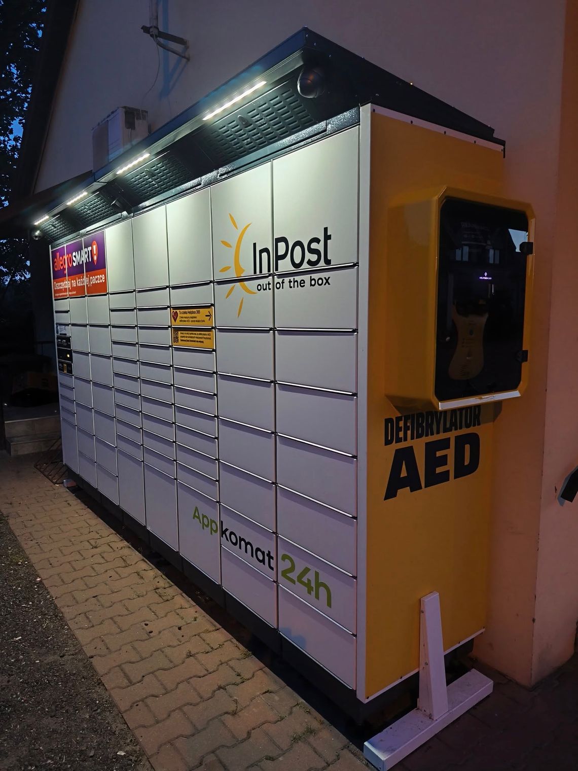 Nowy defibrylator AED  przy paczkomacie Nowy defibrylator AED  przy paczkomacie