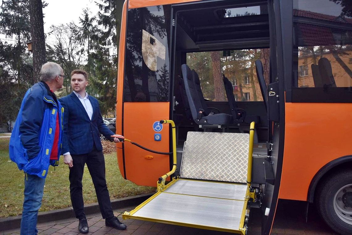 Nowy pomarańczowy autobus w Otwocku