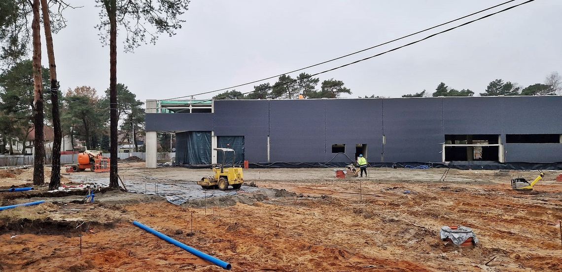 Nowy supermarket w Józefowie rośnie jak na drożdżach! [FOTO]