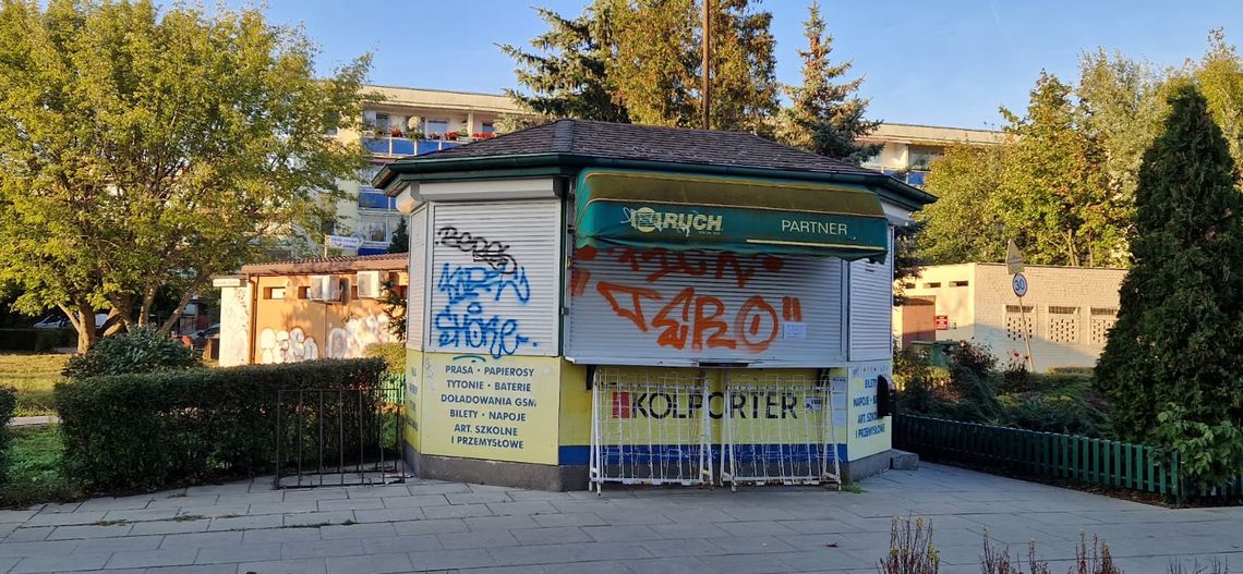 Od prasy, słodyczy, biletów i kart kolekcjonerskich po drobiazgi. Kończy się era kiosków Ruchu