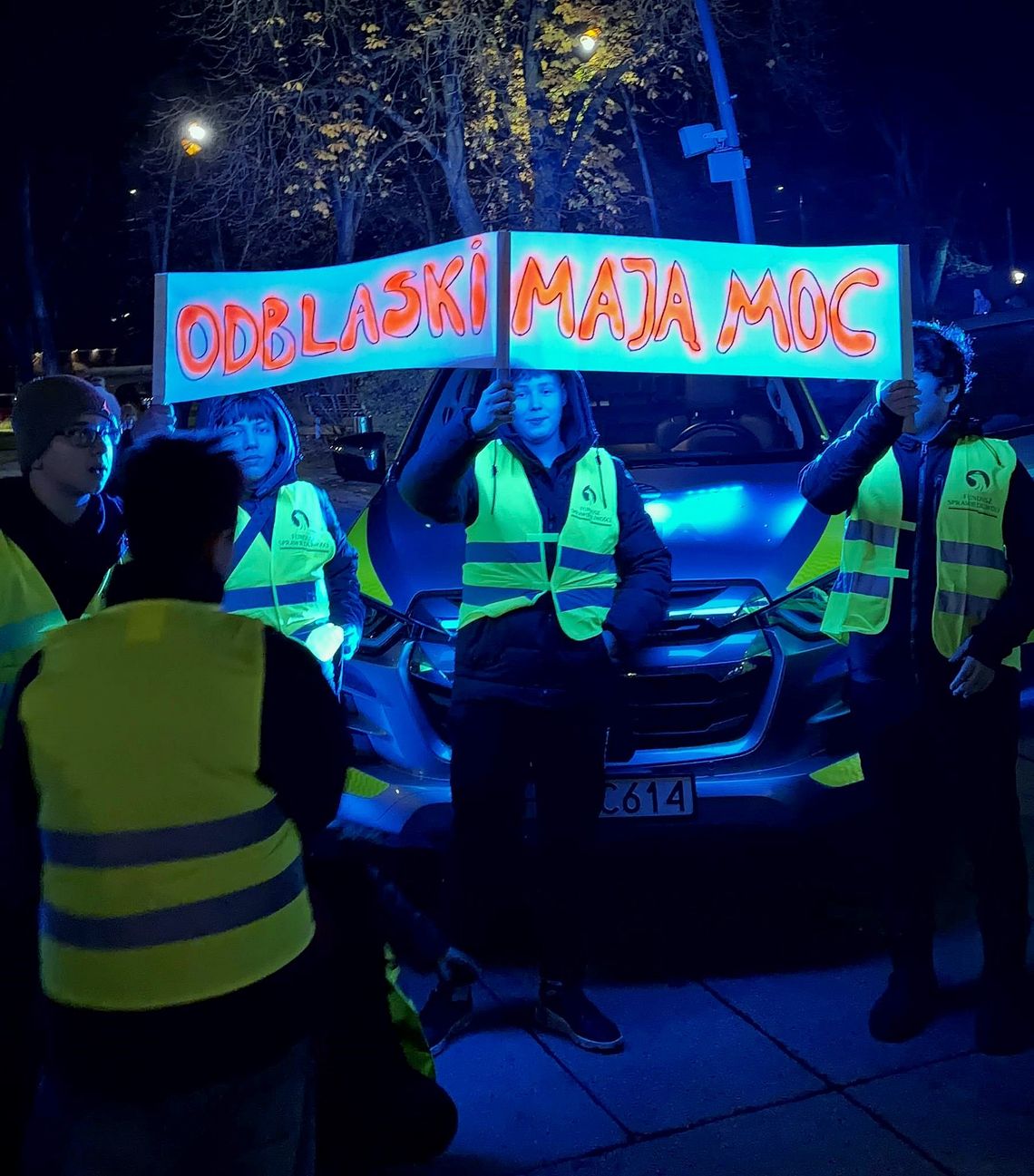 Odblaski mają moc! Wieczorna akcja uczniów „Jedynki” w Józefowie Odblaski mają moc! Wieczorna akcja uczniów „Jedynki” w Józefowie