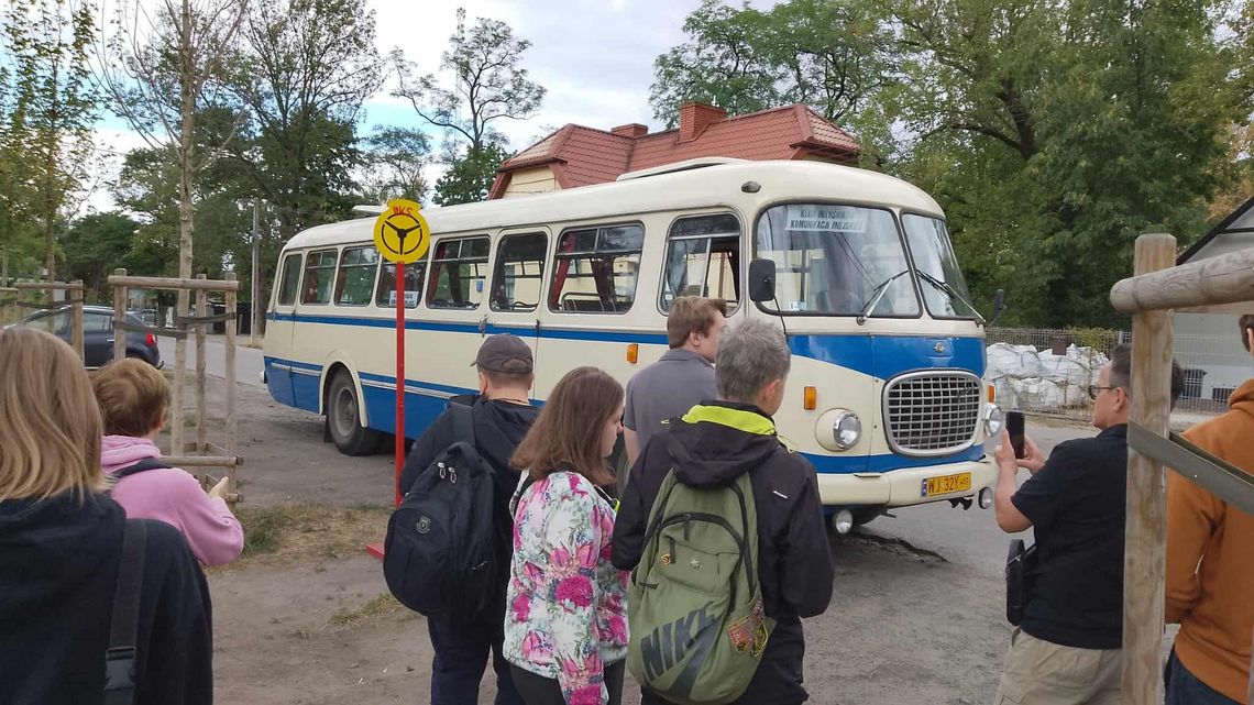 Ogórkiem przez Wawer – historia z okien zabytkowych autobusów Ogórkiem przez Wawer – historia z okien zabytkowych autobusów