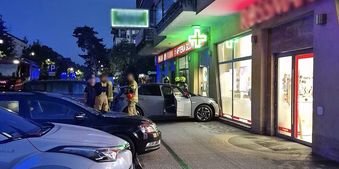 Osobówka uderzyła w budynek przy aptece. Co się stało?